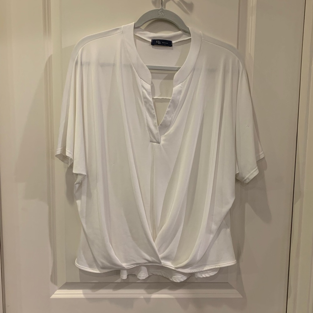 Elevated Basic!!! Modal white tee with a twist sz L